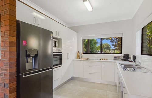 Currumbin Waters House | Family Beach House Retreat with Ocean Views & Pet-Friendly!