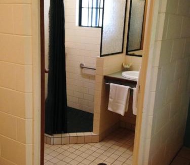 Yungaburra Hotel | Relaxing Oceanfront Escape at Curtain Fig Motel