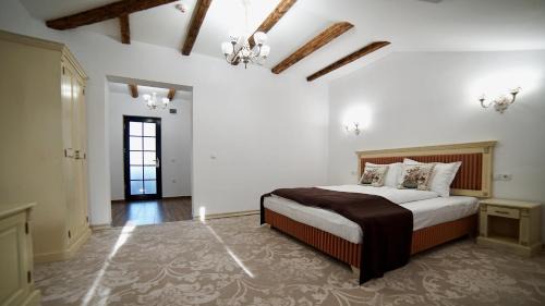 Hunedoara House | Discover Curtea Veche: Highly Rated with Family Amenities
