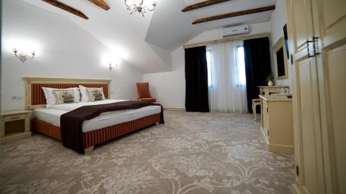 Hunedoara House | Discover Curtea Veche: Highly Rated with Family Amenities