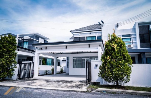 Lutong House | Family-Friendly Curtin Waters Homestay by Evernent
