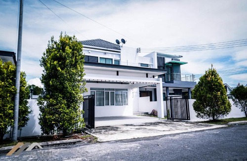 Lutong House | Family-Friendly Curtin Waters Homestay by Evernent