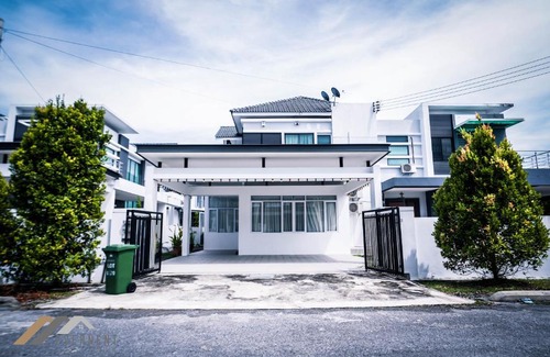 Lutong House | Family-Friendly Curtin Waters Homestay by Evernent