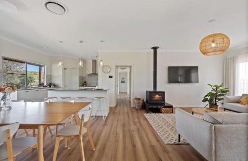 Burnside House | Unwind at Cusmano Retreat - Contemporary Rural Homestay