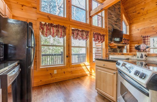 Helen Cabin | Experience a Cozy Cabin Retreat with Hot Tub & Sauna
