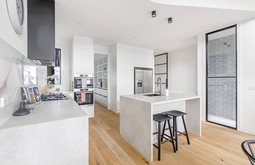 Moonee Ponds House | Designer Indoor-Outdoor Urban Oasis for Family Retreats