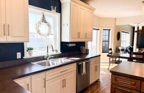 Palmyra House | Custom Built Retreat Near Hershey Park - Top Guest Rated