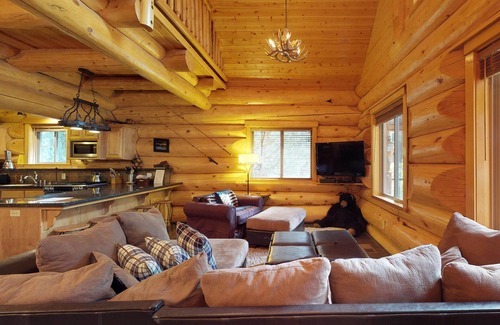 Lakeshore Cabin | Beautiful Log Cabin with Deck Steps from Huntington Lake
