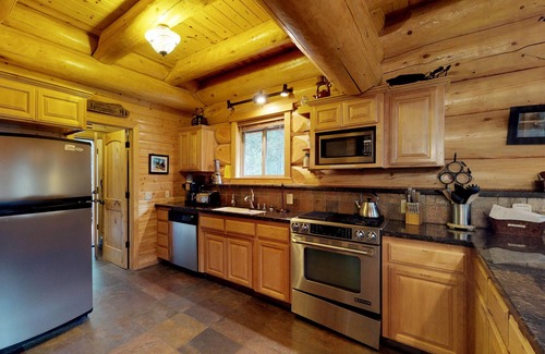Lakeshore Cabin | Beautiful Log Cabin with Deck Steps from Huntington Lake