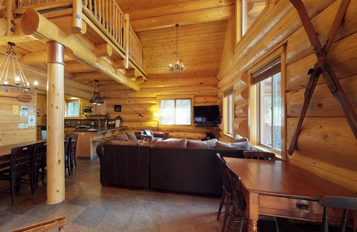 Lakeshore Cabin | Beautiful Log Cabin with Deck Steps from Huntington Lake