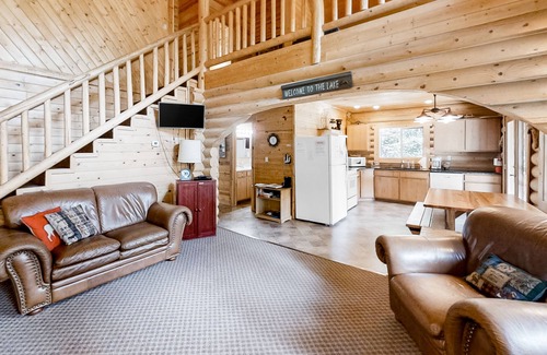 Enterprise House | Cozy Log Home with Deck, Spa & Free WiFi - Guest Rated 9.6