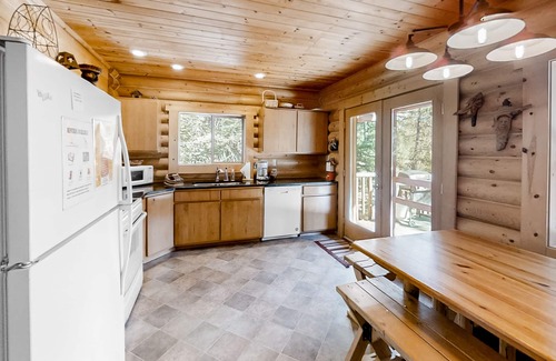 Enterprise House | Cozy Log Home with Deck, Spa & Free WiFi - Guest Rated 9.6