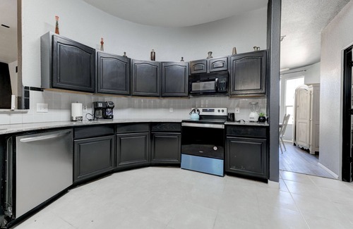 Bell County House | Inviting Tuscan Retreat Near Dana Peak Park for 12 Guests