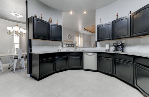 Bell County House | Inviting Tuscan Retreat Near Dana Peak Park for 12 Guests