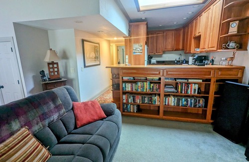 Columbia House | Ideal Home Steps from Dining, Parks & Pet Friendly
