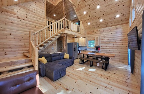 Albrightsville Cabin | Inviting Log Cabin with Game Room & Hot Tub – Rated 9.6/10