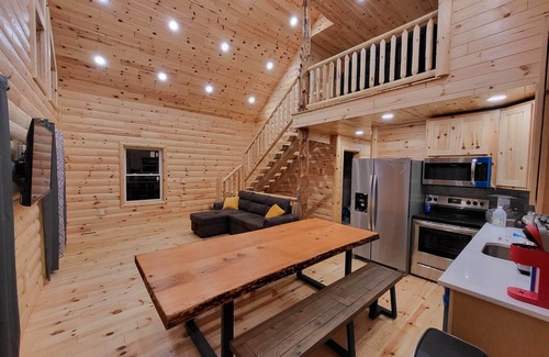 Albrightsville Cabin | Inviting Log Cabin with Game Room & Hot Tub – Rated 9.6/10
