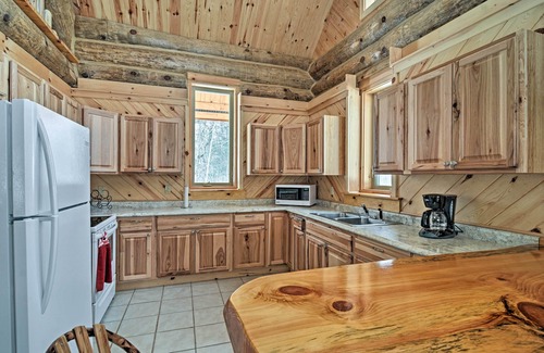 Tustin Cabin | Idyllic Log Cabin Retreat with Deck & Scenic 45 Acres
