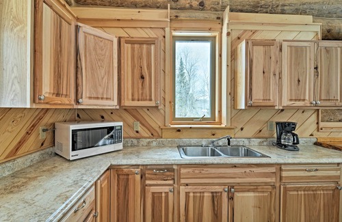 Tustin Cabin | Idyllic Log Cabin Retreat with Deck & Scenic 45 Acres