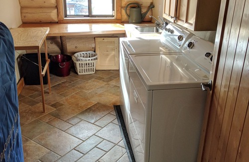 Huntsville Ski Chalet | Mountain Log Home with Pool & Spa, Guest Rated 9.8/10