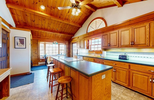 Easton House | Cozy Log Home with Games, Deck & Scenic Mountain Views