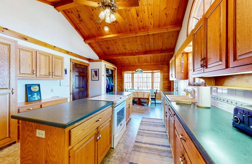 Easton House | Cozy Log Home with Games, Deck & Scenic Mountain Views