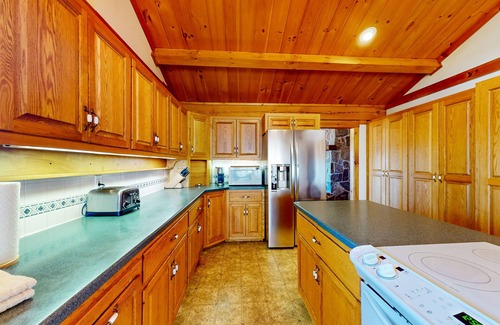 Easton House | Cozy Log Home with Games, Deck & Scenic Mountain Views