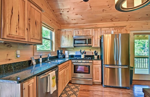 Murphy Cabin | Adventure Awaits at Custom Mtn Cabin with Spa & Kitchen!