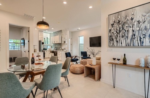 South Manchaca House | Modern Central Austin Home with Spa & Breakfast Options
