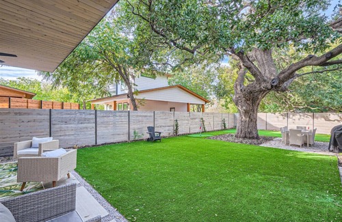 South Manchaca House | Modern Central Austin Home with Spa & Breakfast Options