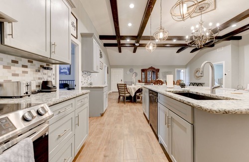 Killeen House | Rustic Retreat: 7 Bedrooms, Pet-Friendly & Family-Oriented
