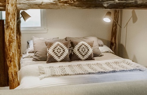Schuyler House | Idyllic Cut Flower Farm: Guest Rated 9.8, Ocean View Retreat