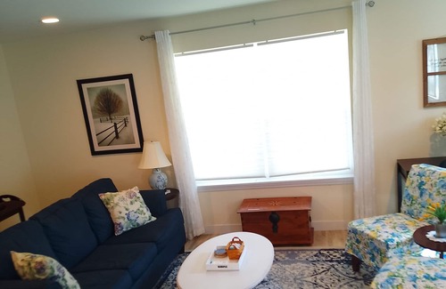 Kirkwood House | Delightful 2-Bed Cottage with Ocean View in Kirkwood, MO
