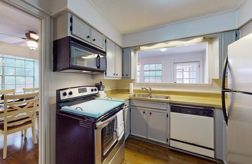 Bryan House | Ideal 2-Bedroom Retreat Near TAMU and Downtown Bryan