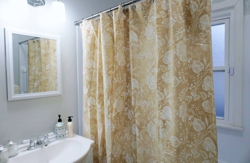 Ypsilanti House | Delightful 2-Bedroom Retreat with Breakfast in Ypsilanti