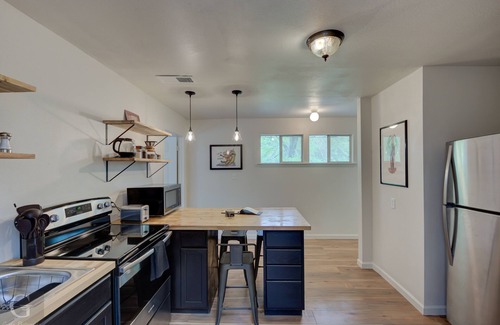 Caddo Heights-South Highlands Apartment | Ideal 2B/1Ba Apartment with Spa & Pet-Friendly Perks!