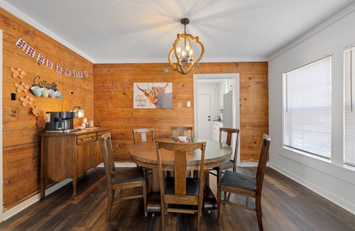 North Waco House | Inviting 2-Bedroom Retreat Near Silos with Breakfast Included
