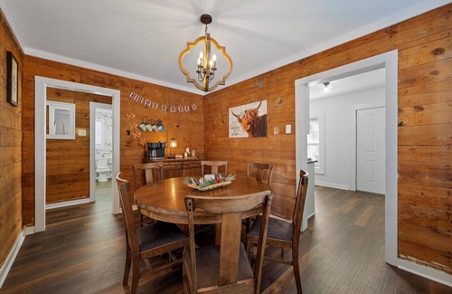 North Waco House | Inviting 2-Bedroom Retreat Near Silos with Breakfast Included