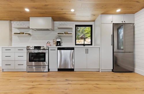Gravenhurst Cottage | Charming Newly Renovated Cottage on Lake Muskoka with Sauna