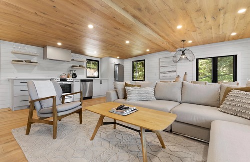 Gravenhurst Cottage | Charming Newly Renovated Cottage on Lake Muskoka with Sauna