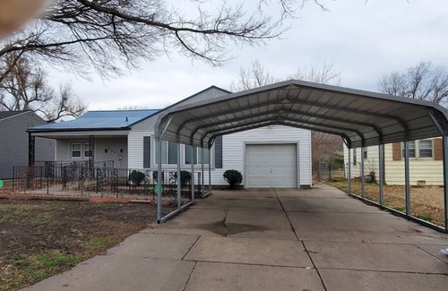 Wichita House | Cozy 3BR, 3BA Family Retreat with WIFI & Smart TV