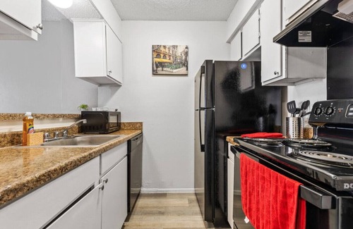 Park Central Apartment | Charming Budget-Friendly Stay in Central DFW with Kitchen