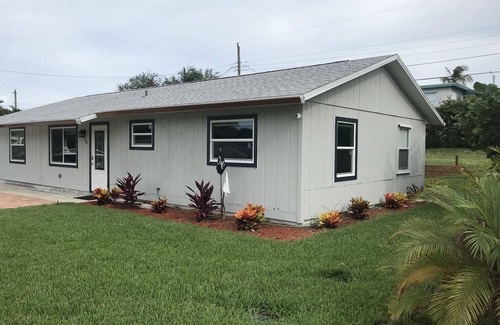 Jensen Beach House | Cozy Oceanfront Retreat with Pet-Friendly Amenities