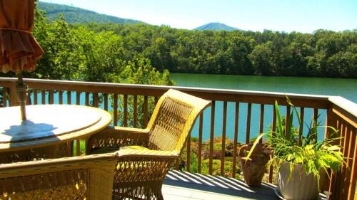 Huddleston House | Cozy Cabin Retreat: Pet-Friendly & Wheelchair Accessible