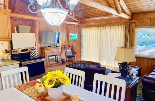 Huddleston House | Cozy Cabin Retreat: Pet-Friendly & Wheelchair Accessible