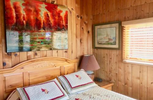 Huddleston House | Cozy Cabin Retreat: Pet-Friendly & Wheelchair Accessible