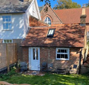 Heathfield House | Charming Pet-Friendly Cottage with 9.4/10 Guest Rating