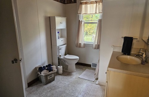 Fairview Cottage | Cozy Cottage with Lake View - Guest Rated 9.6/10