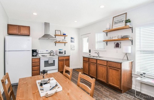 Austin Ave. Apartment | Charming Waco Studio with Breakfast and Child-Friendly Perks
