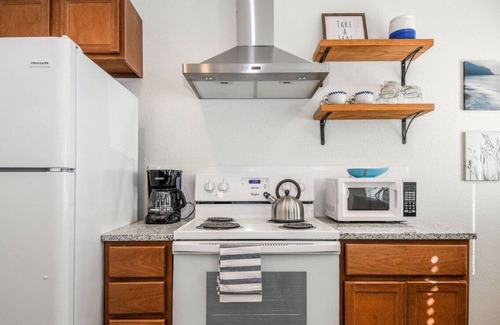 Austin Ave. Apartment | Charming Waco Studio with Breakfast and Child-Friendly Perks